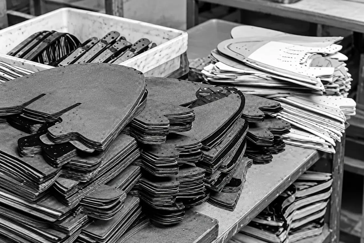 Fertig ausgestanzte Schuhsch&auml;fte in der Weeger Schuhfertigung in Feldstetten